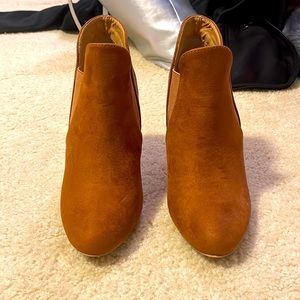 Womens size 7 brown heeled booties